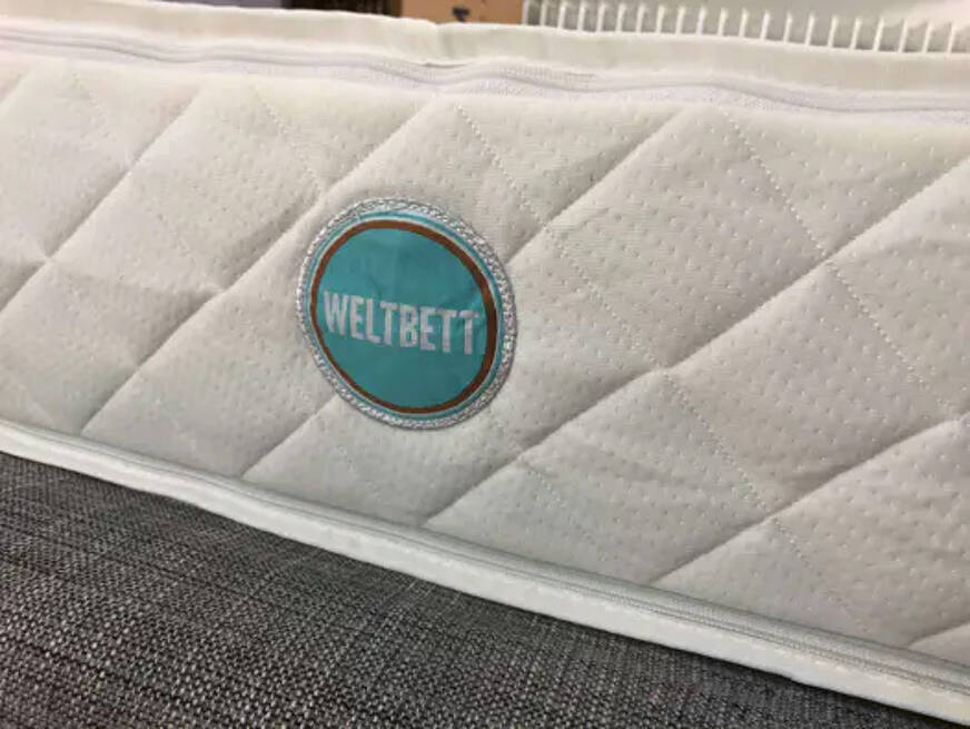 Matratzenbezug mit Weltbett Logo